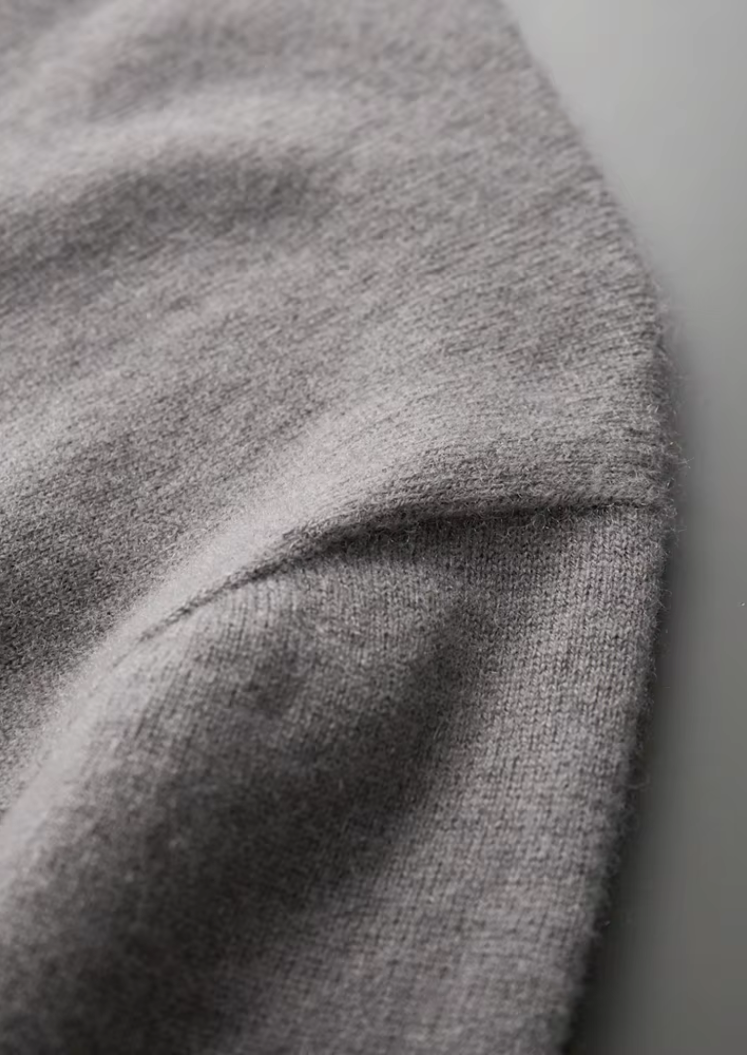 N°05 · Ash Grey & Ivory