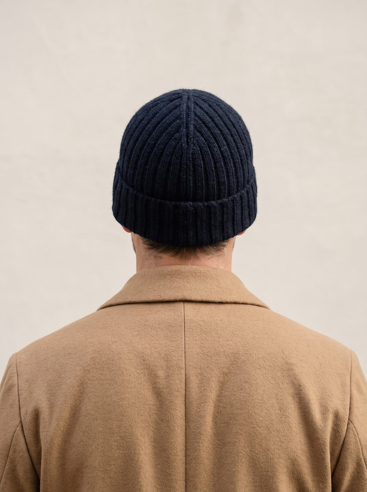 100% Cashmere Beanie – Black lifestyle