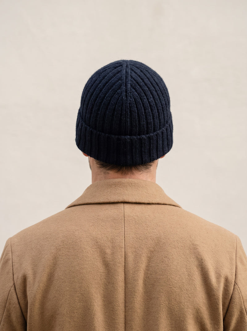 100% Cashmere Beanie – Black lifestyle