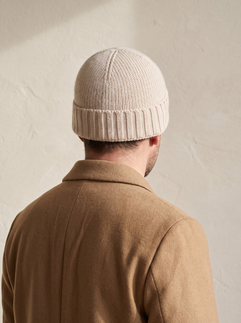 100% Cashmere Beanie – Sand lifestyle