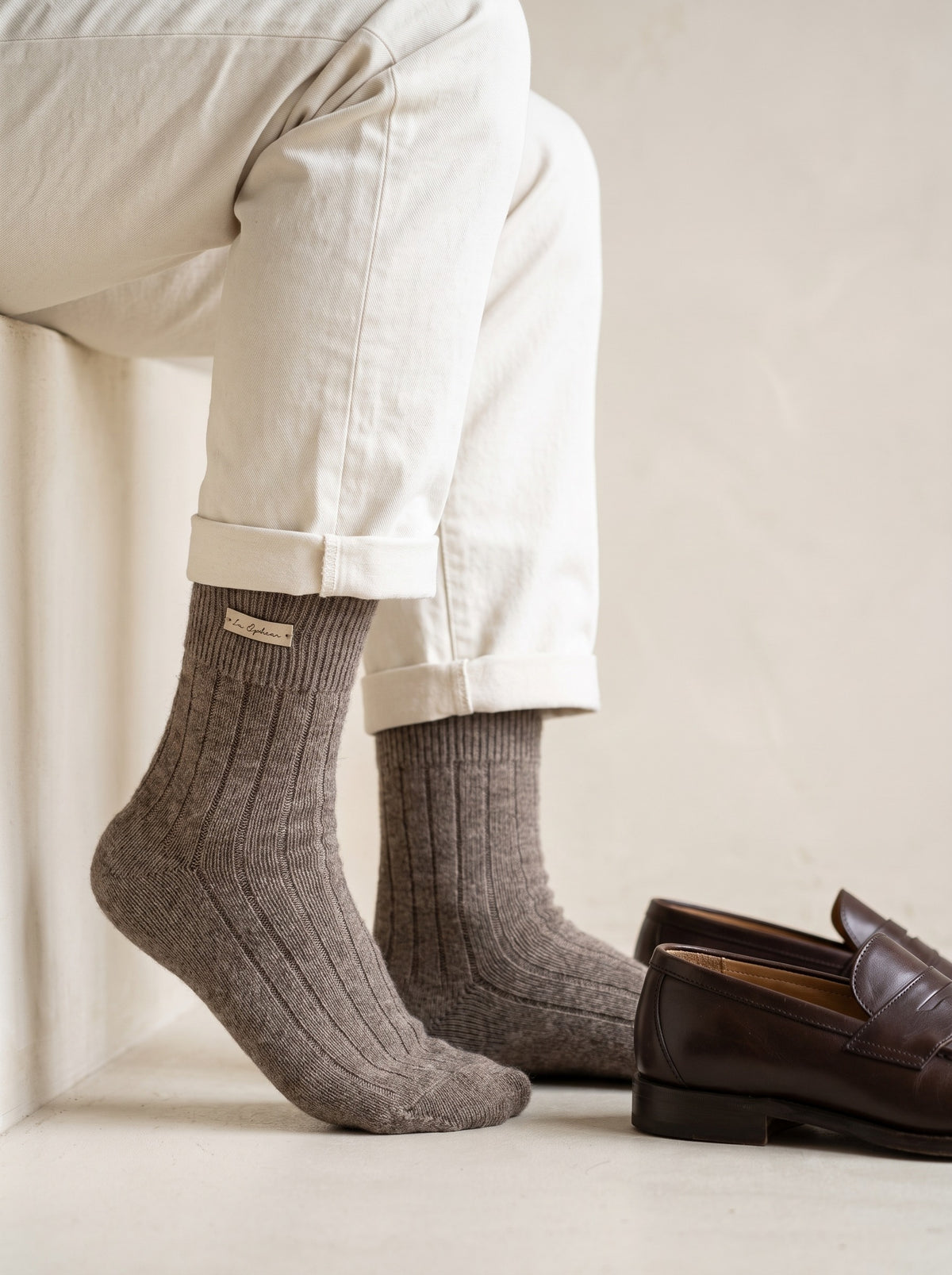100% Cashmere Socks – Brown lifestyle
