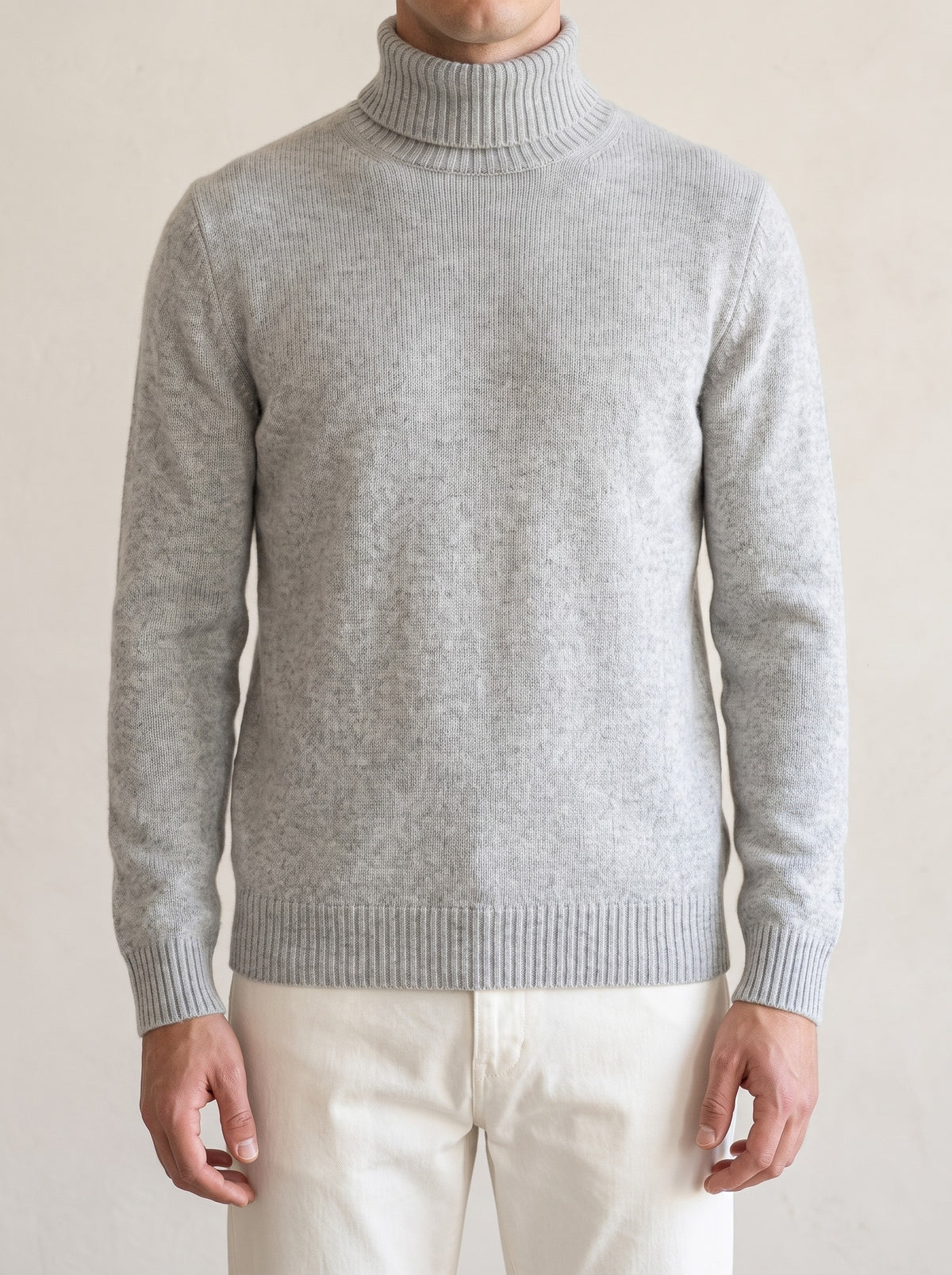 100% Cashmere Turtleneck – Light Gray lifestyle