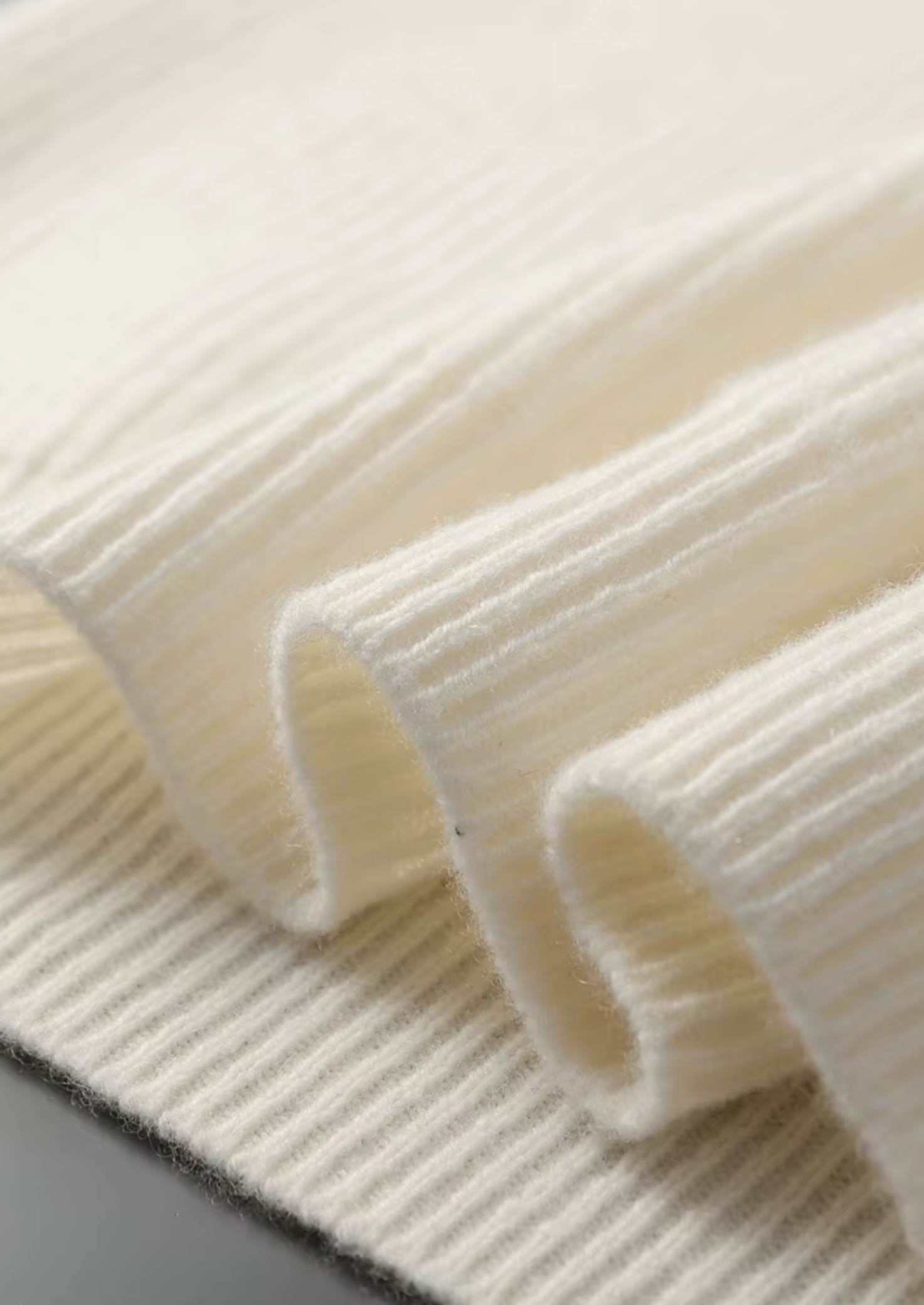 100% CASHMERE RIBBED V-NECK SWEATER