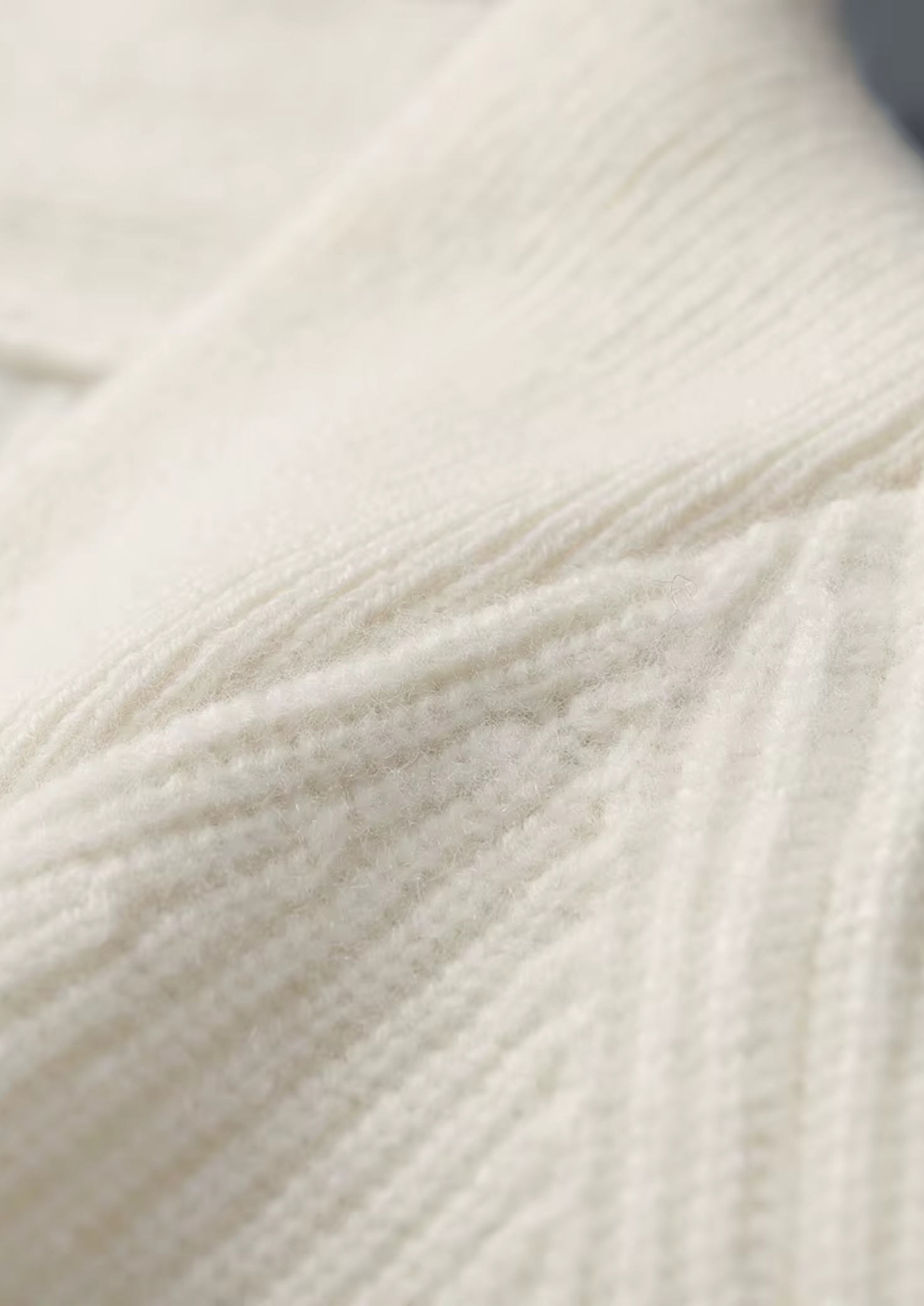 100% CASHMERE RIBBED V-NECK SWEATER