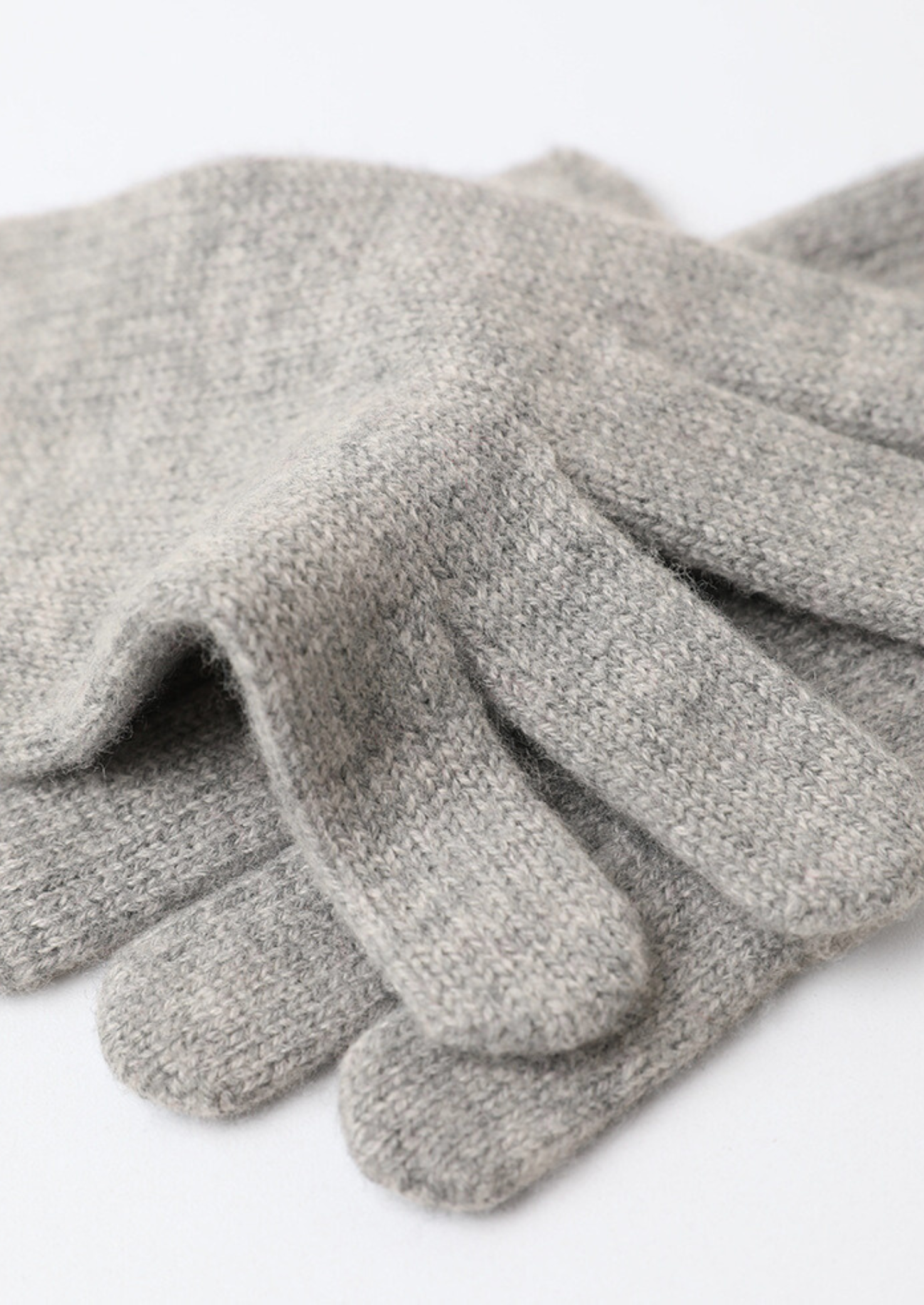 100% CASHMERE WINTERTIME ESSENTIALS