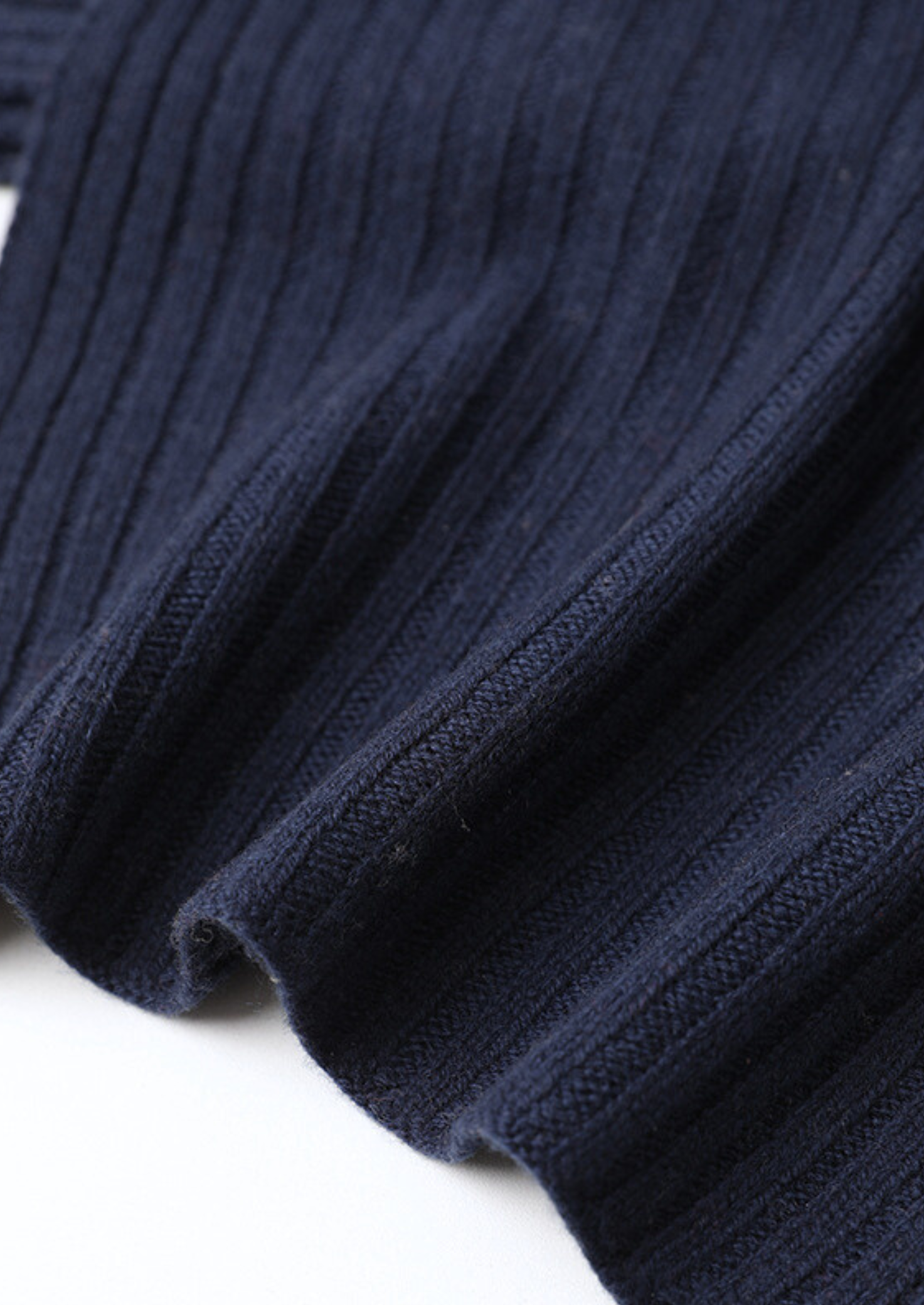 100% CASHMERE WINTERTIME ESSENTIALS