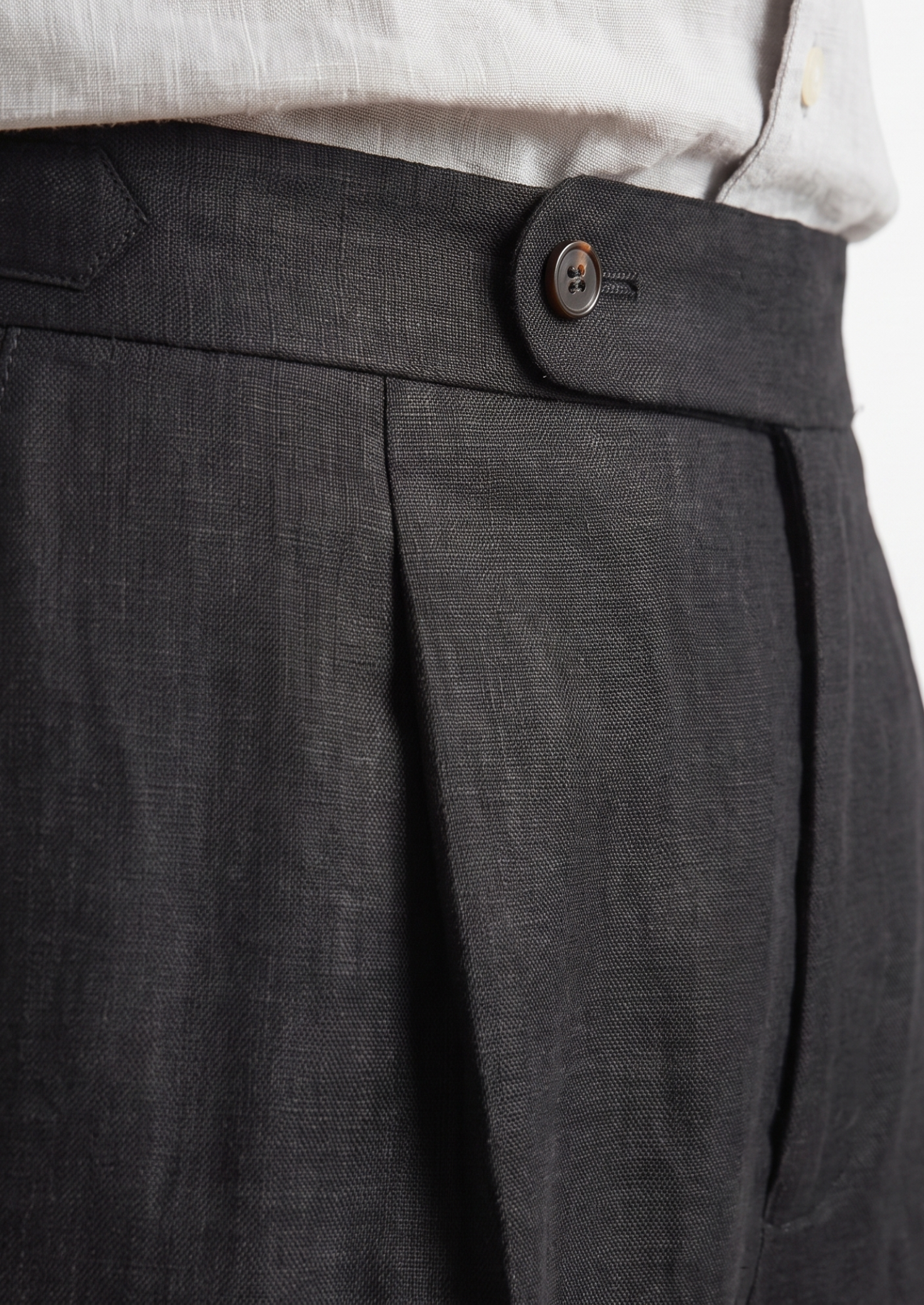 N°04 · Onyx & Charcoal