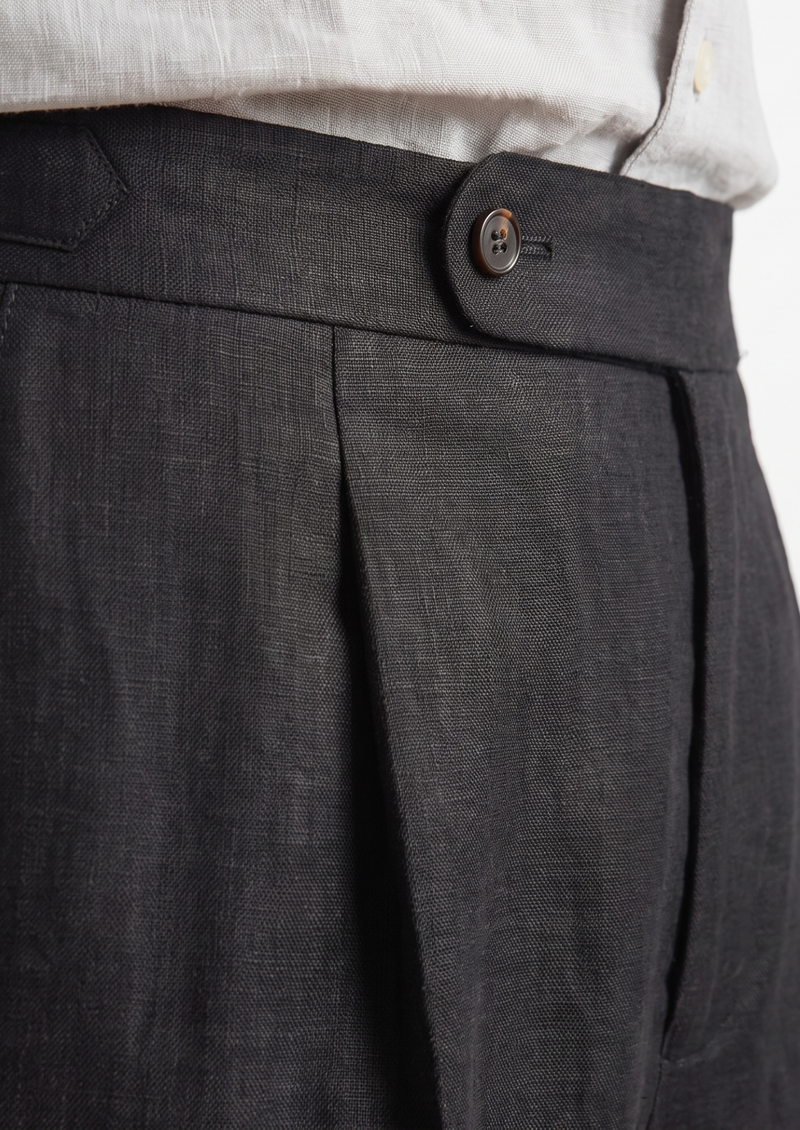 N°04 · Onyx & Charcoal