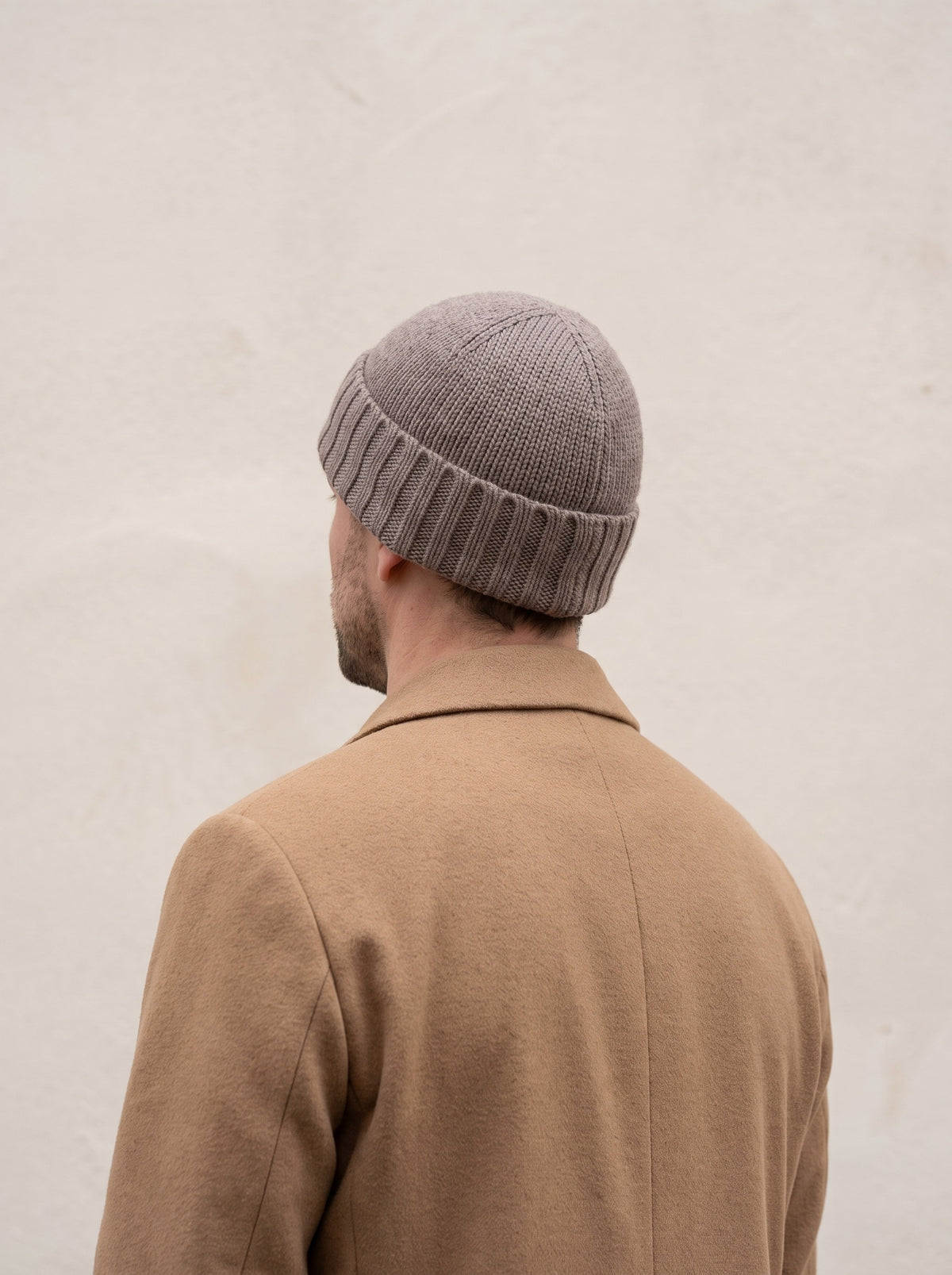 100% Cashmere Beanie – Beige lifestyle