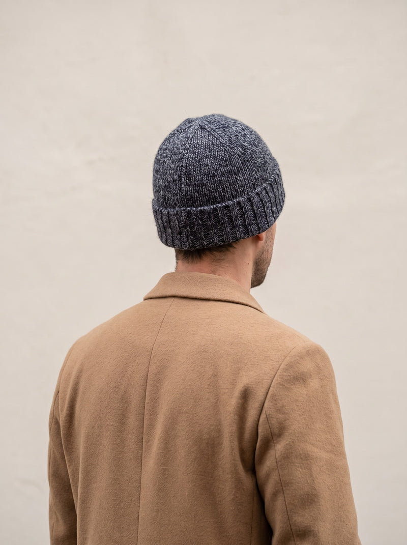 100% Cashmere Beanie – Charcoal lifestyle