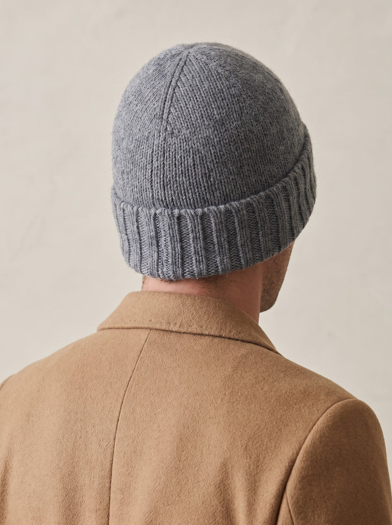 100% Cashmere Beanie – Gray lifestyle