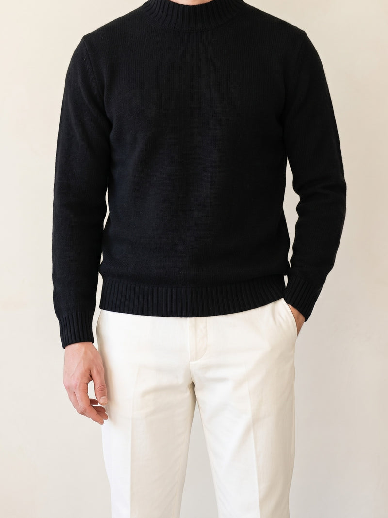 100% Cashmere Mockneck Sweater – Black lifestyle
