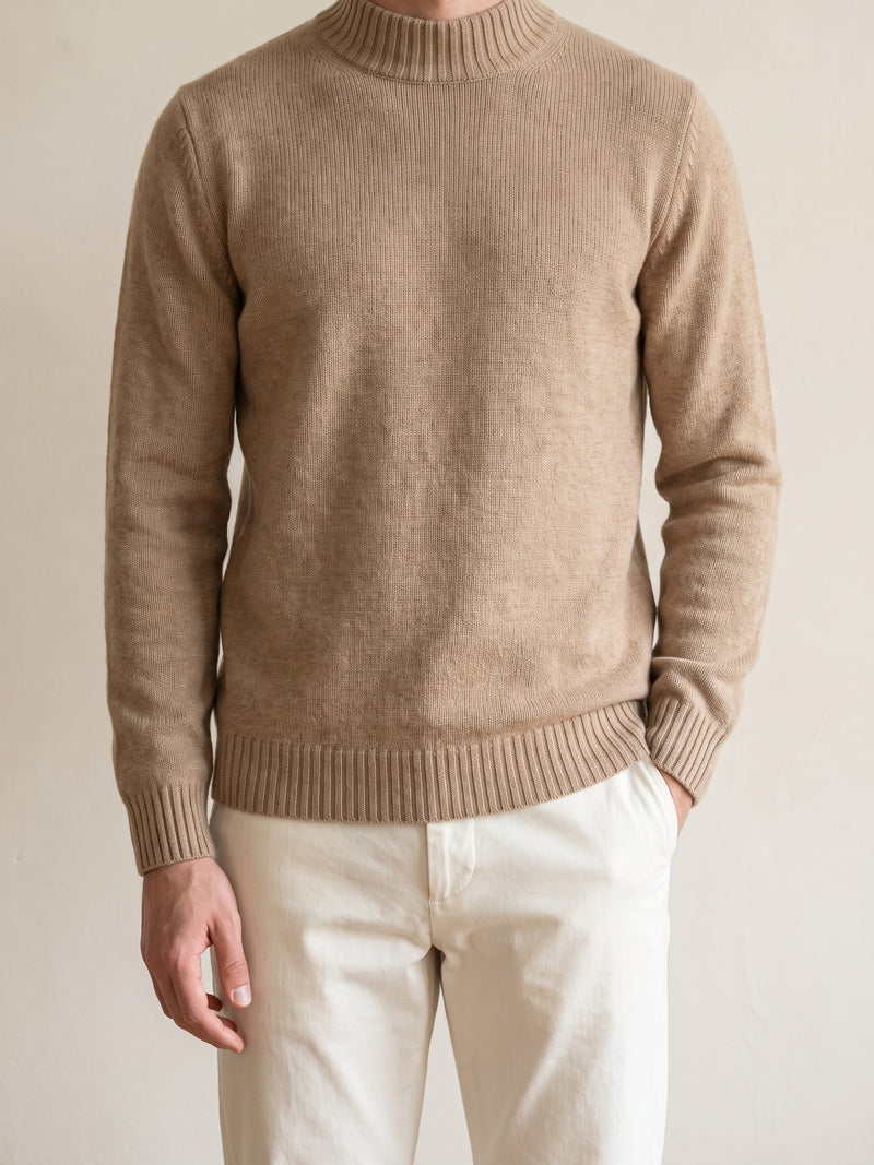 100% Cashmere Mockneck Sweater – Camel lifestyle