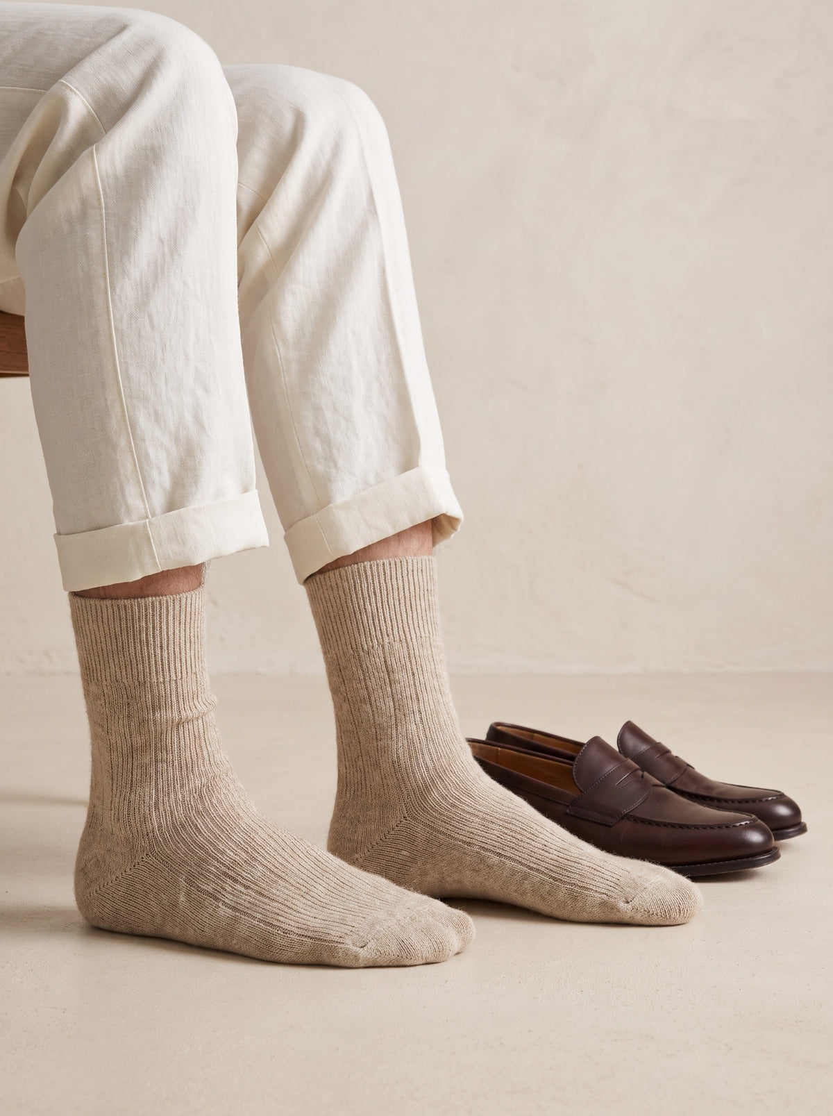 100% Cashmere Socks – Beige lifestyle