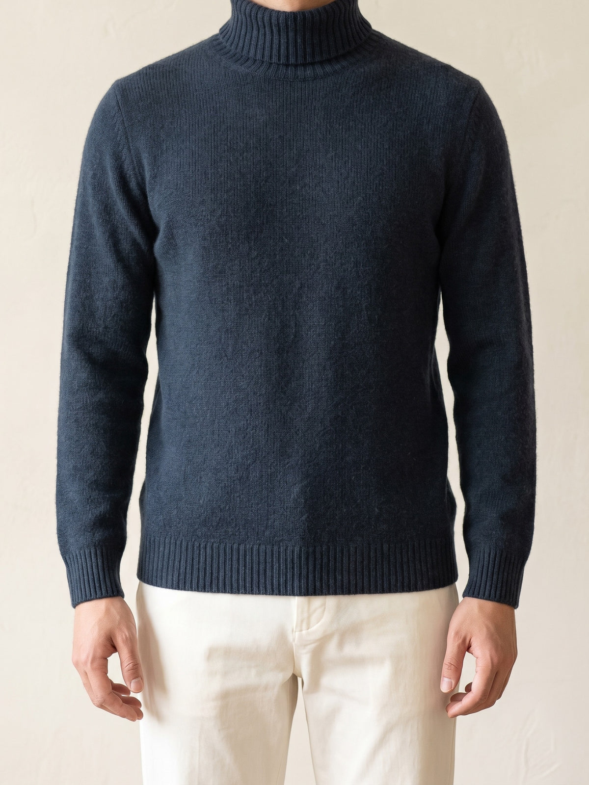 100% Cashmere Turtleneck – Blue lifestyle