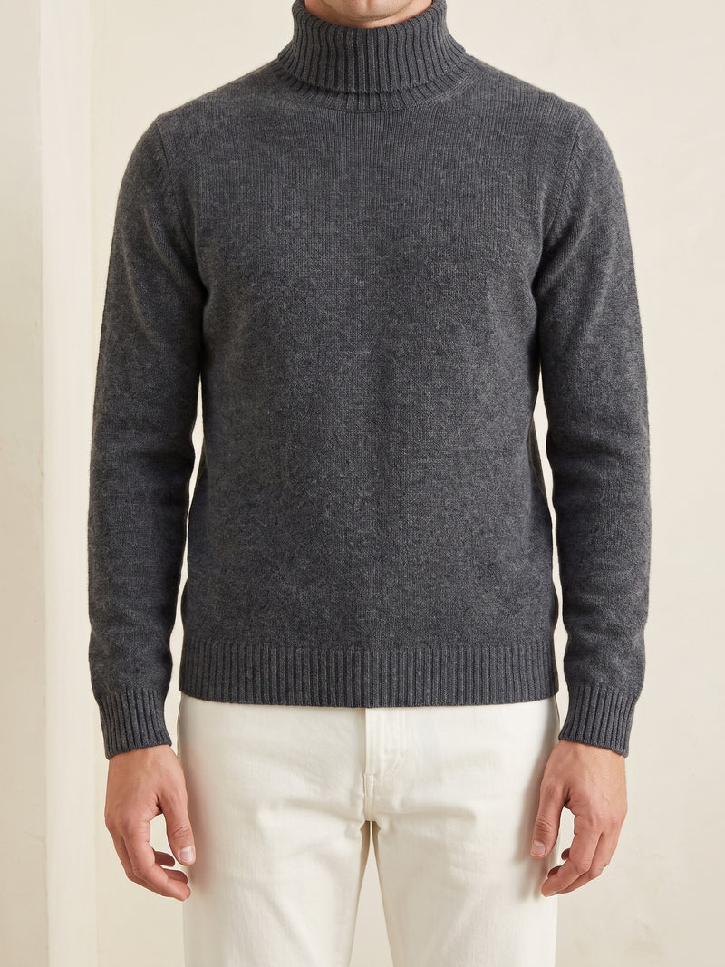 100% Cashmere Turtleneck – Dark Gray lifestyle