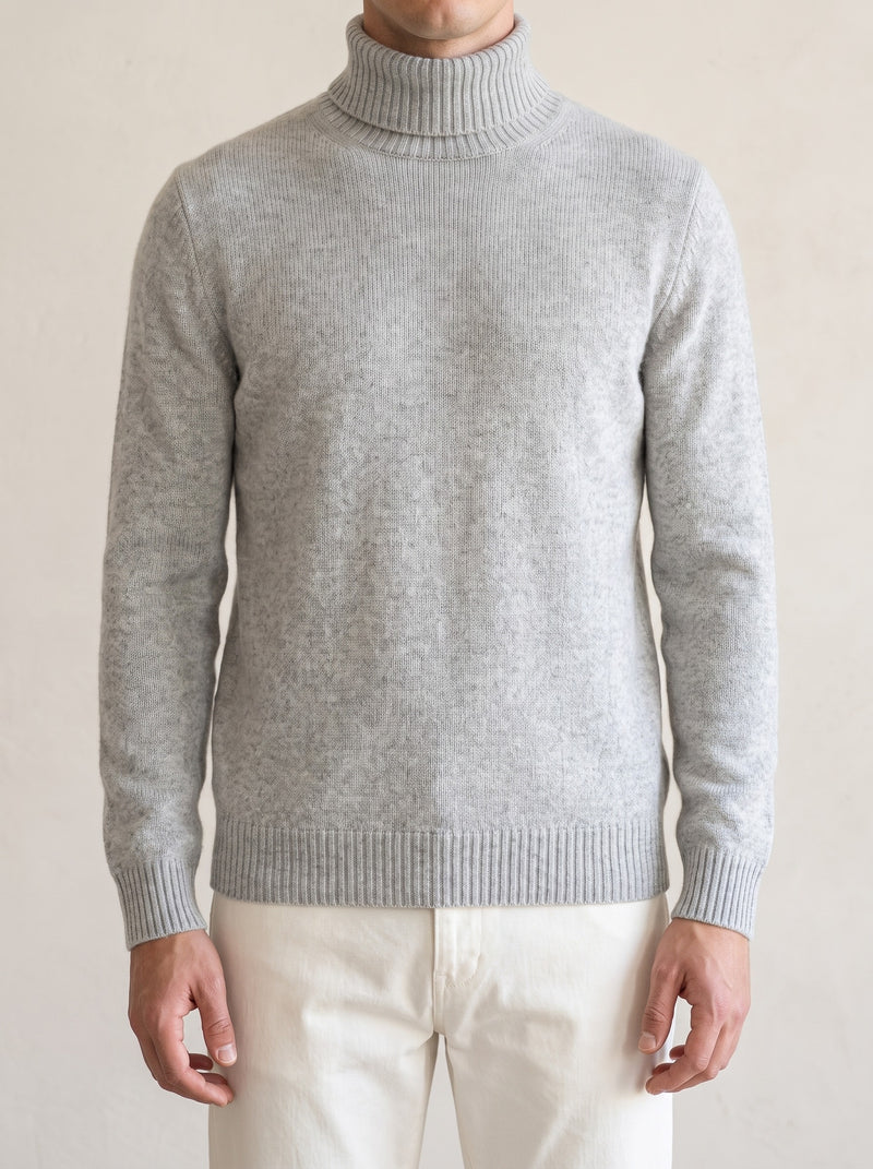 100% Cashmere Turtleneck – Light Gray lifestyle