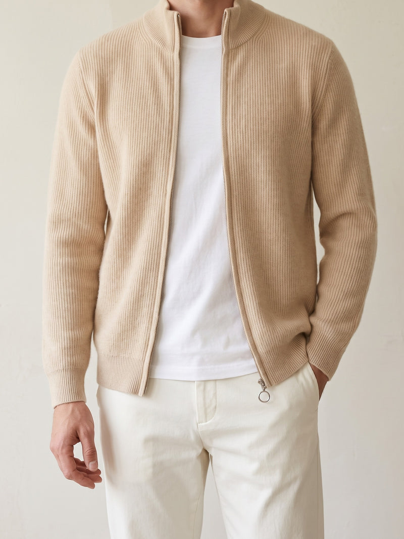 100% Cashmere Vest – Beige lifestyle