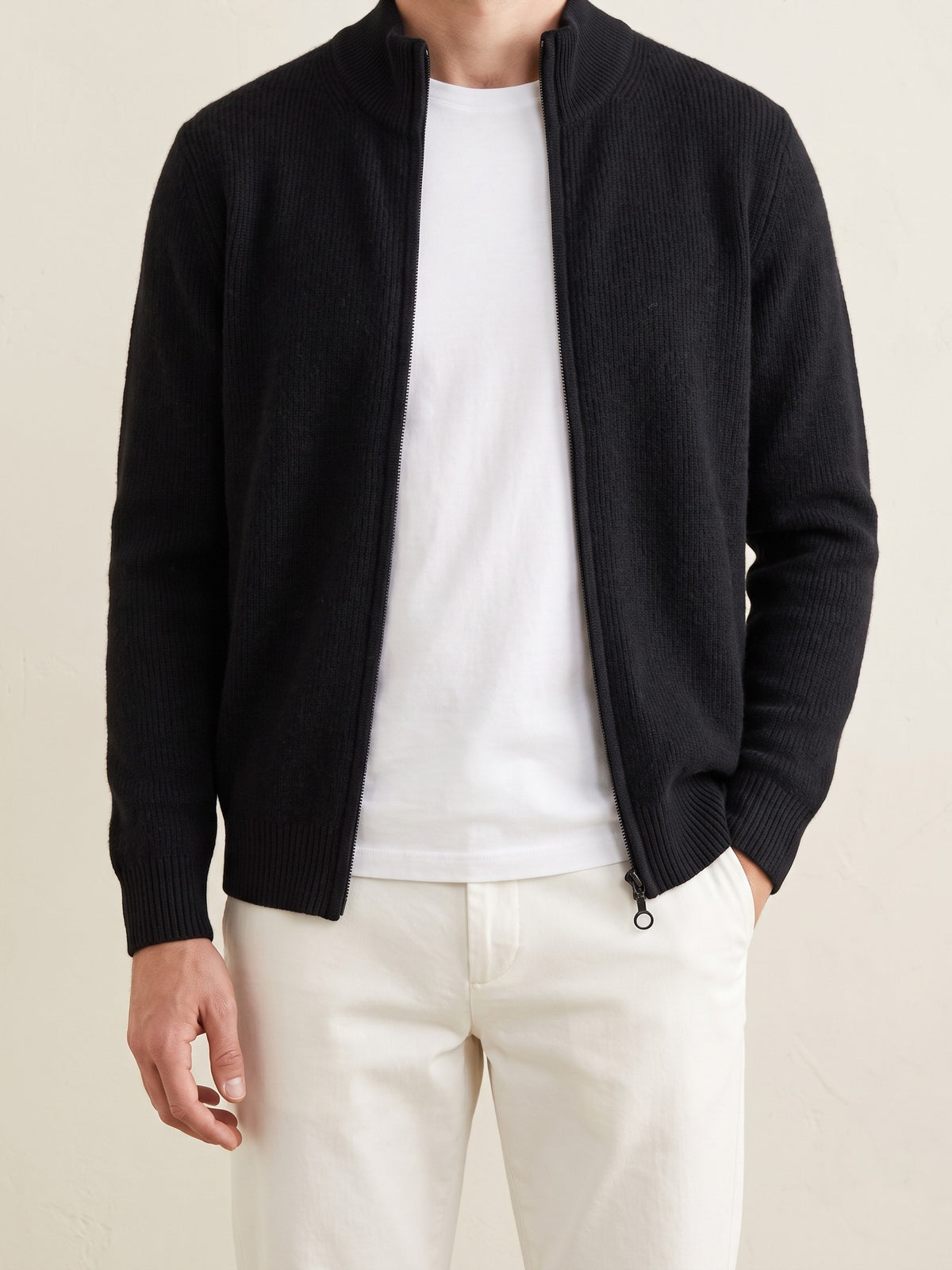 100% Cashmere Vest – Black lifestyle