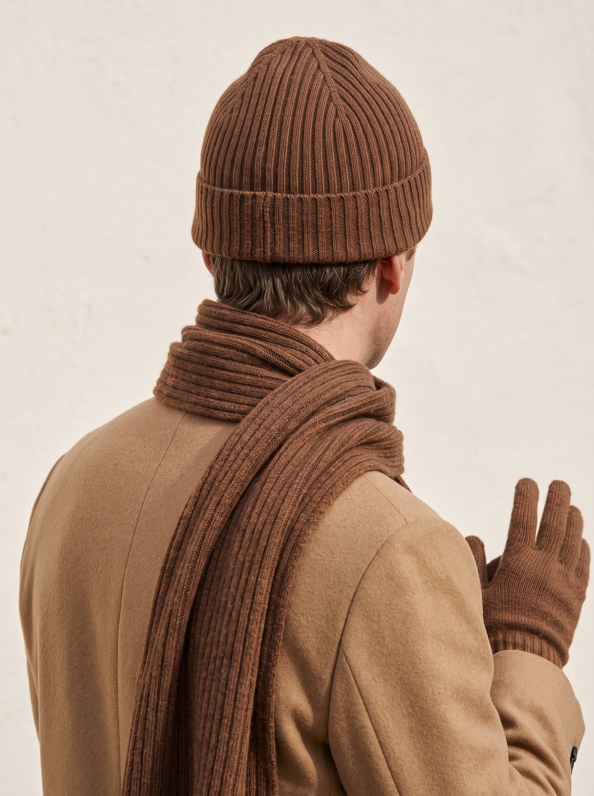 100% Cashmere Wintertime Essentials – Brown lifestyle