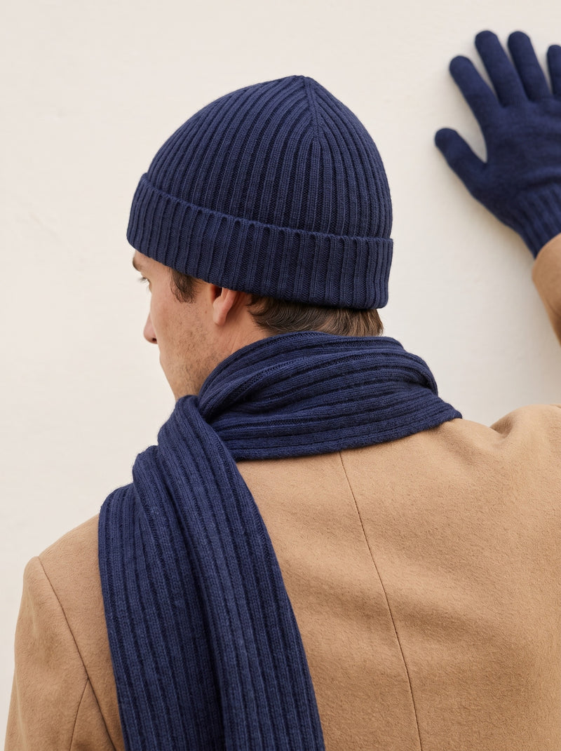 100% Cashmere Wintertime Essentials – Navy lifestyle